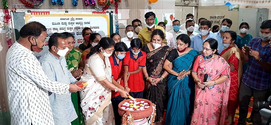 ಸಚಿವೆ ಶಶಿಕಲಾ ಜೊಲ್ಲೆ ಅವರು, ವಿಶೇಷ ಮಕ್ಕಳೊಂದಿಗೆ ದೀಪ ಬೆಳಗಿ ತಮ್ಮ ಜನ್ಮದಿನ ಆಚರಿಸಿಕೊಂಡರು.