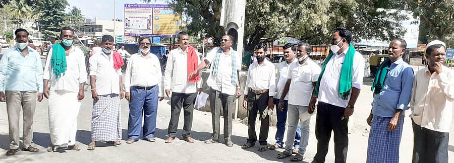 ವಿಜಯನಗರ ಜಿಲ್ಲೆ ಅಸ್ತಿತ್ವಕ್ಕೆ ತರಲು ಸಂಪುಟದಲ್ಲಿ ಕೈಗೊಂಡಿರುವ ನಿರ್ಧಾರ ಖಂಡಿಸಿ ಹರಪನಹಳ್ಳಿಯಲ್ಲಿ ಜಿಲ್ಲಾ ಹೋರಾಟ ಸಮಿತಿ ಕಾರ್ಯಕರ್ತರು ಬುಧವಾರ ದಿಢೀರ್ ಪ್ರತಿಭಟನೆ ನಡೆಸಿದರು