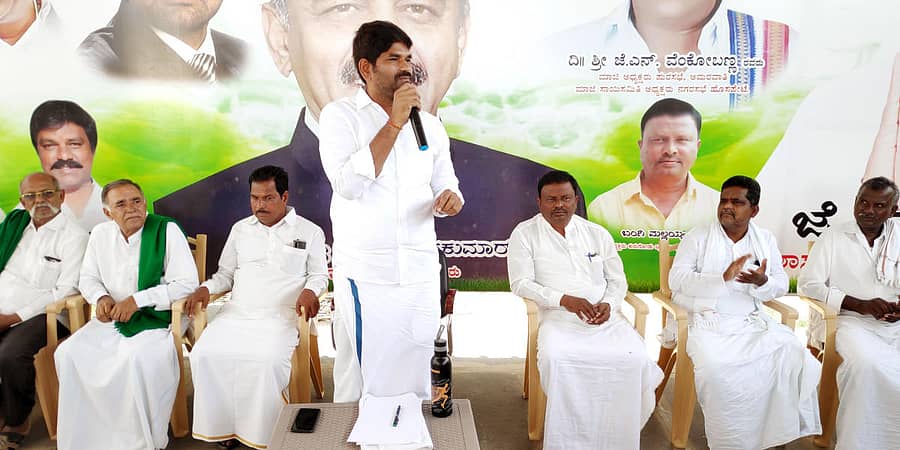 ಕಂಪ್ಲಿ ಶಾಸಕರ ಜನಸಂಪರ್ಕ ಕಚೇರಿ ಆವರಣದಲ್ಲಿ ಕ್ಷೇತ್ರದ ರೈತರೊಂದಿಗೆ ಬುಧವಾರ ನಡೆದ ಸಮಾಲೋಚನೆ ಸಭೆಯಲ್ಲಿ ಶಾಸಕ ಜೆ.ಎನ್. ಗಣೇಶ್ ಮಾತನಾಡಿದರು