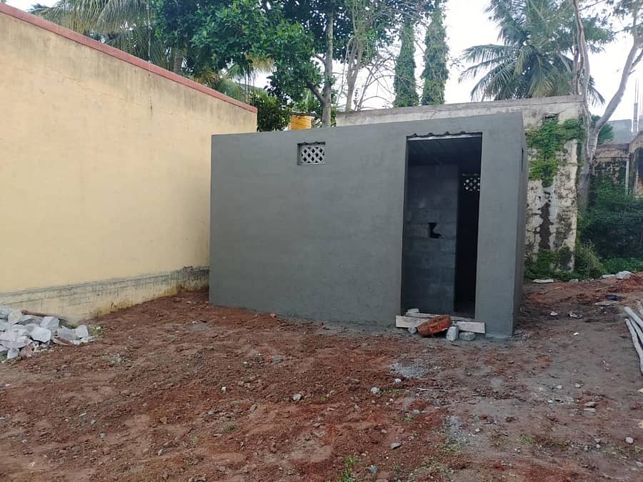ತಿ.ನರಸೀಪುರ ಪಟ್ಟಣದ ಕೆನರಾ ಬ್ಯಾಂಕ್‌ ಶಾಖೆ ಸಿಎಸ್‌ಆರ್‌ ಅನುದಾನದಡಿ ಹೆಣ್ಣುಮಕ್ಕಳ ಪ್ರೌಢಶಾಲೆಯಲ್ಲಿ ನಿರ್ಮಿಸುತ್ತಿರುವ ಶೌಚಾಲಯ