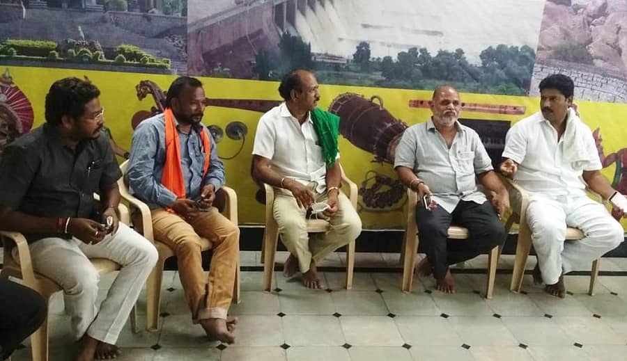 ಜಿಲ್ಲೆ ವಿಭಜನೆ ವಿರುದ್ಧ ಬಳ್ಳಾರಿಯಲ್ಲಿ ಬುಧವಾರ ನಡೆದ ಪ್ರತಿಭಟನಾ ಸಭೆಯಲ್ಲಿ ತುಂಗಭದ್ರಾ ರೈತ ಸಂಘದ ಅಧ್ಯಕ್ಷ ದರೂರು ಪುರುಷೋತ್ತಮಗೌಡ ಮಾತನಾಡಿದರು