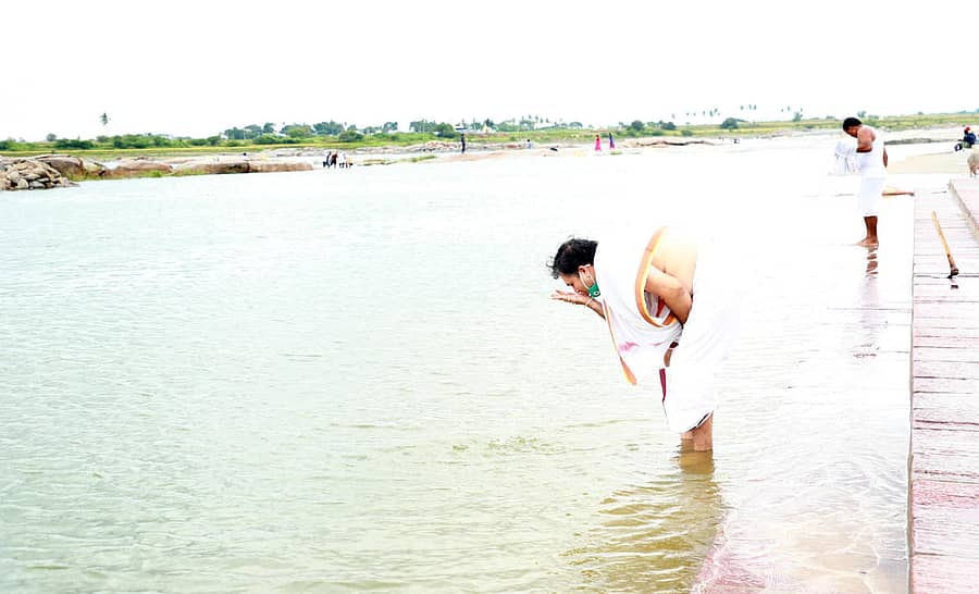 ಮಂತ್ರಾಲಯದಲ್ಲಿ ತುಂಗಭದ್ರಾ ನದಿ ಪಕ್ಕದಲ್ಲಿ ನೂತನವಾಗಿ ಮೆಟ್ಟಿಲುಗಳನ್ನು ನಿರ್ಮಾಣ ಮಾಡಿದ್ದು, ಭಕ್ತರು ನದಿ ನೀರು ಪಡೆಯಲು ಅನುಕೂಲವಾಗಲಿದೆ