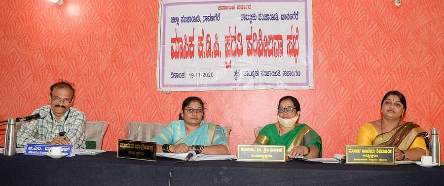 ದಾವಣಗೆರೆಯ ತಾಲ್ಲೂಕು ಪಂಚಾಯಿತಿ ಕಚೇರಿಯಲ್ಲಿ ಗುರುವಾರ ಅಧ್ಯಕ್ಷೆ ಮಮತಾ ಮಲ್ಲೇಶಪ್ಪ ಅಧ್ಯಕ್ಷತೆಯಲ್ಲಿ ಪ್ರಗತಿ ಪರಿಶೀಲನಾ ಸಭೆ ನಡೆಯಿತು. ಇಒ ಬಿ.ಎಂ. ದಾರುಕೇಶ್, ಉಪಾಧ್ಯಕ್ಷೆ ಮೀನಾ ಟಿ. ಶ್ರೀನಿವಾಸ, ಸಾಮಾಜಿಕ ನ್ಯಾಯ ಸಮಿತಿ ಅಧ್ಯಕ್ಷೆ ಮಂಜುಳ ಅಣಬೇರು ಶಿವಮೂರ್ತಿ ಇದ್ದರು.