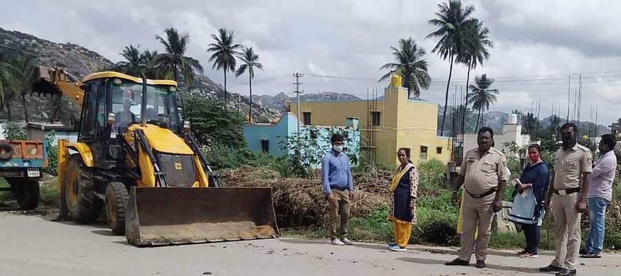 ಕೋಲಾರ ತಾಲ್ಲೂಕಿನ ಅರಾಭಿಕೊತ್ತನೂರು ಗ್ರಾಮದ ಮಧ್ಯದ ತಿಪ್ಪೆಗಳನ್ನು ಗುರುವಾರ ತೆರವು ಮಾಡಲಾಯಿತು.