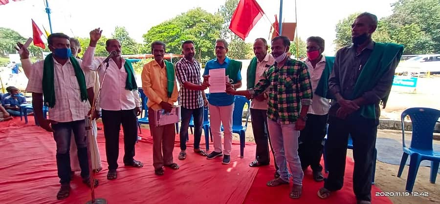 ರೈತ ಸಂಘದ ರಾಜ್ಯ ಅಧ್ಯಕ್ಷ ಕೋಡಿಹಳ್ಳಿ ಚಂದ್ರಶೇಖರ್ ಕಾರ್ಮಿಕರ ಹೋರಾಟಕ್ಕೆ ಬೆಂಬಲ ವ್ಯಕ್ತಪಡಿಸಿದರು. ಟಿಕೆಎಂ ಯೂನಿಯನ್ ಅಧ್ಯಕ್ಷ ಪ್ರಸನ್ನ ಇದ್ದರು