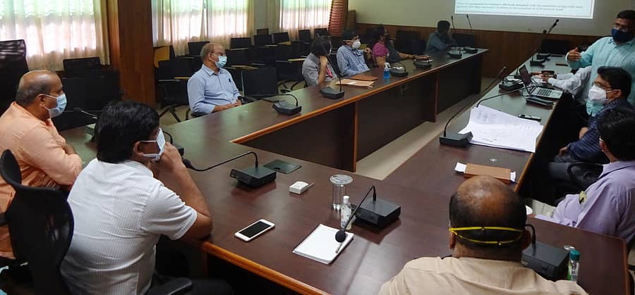 ಗುರುವಾರ ಜಿಲ್ಲಾಧಿಕಾರಿ ಕಚೇರಿ ಸಭಾಂಗಣದಲ್ಲಿ ಜಿಲ್ಲಾ ಆಸ್ಪತ್ರೆ ನಿರ್ಮಾಣ ವಿಚಾರವಾಗಿ ಅಧಿಕಾರಿಗಳ ಹಾಗೂ ಜನಪ್ರತಿನಿಧಿಗಳ ಸಭೆ ನಡೆಯಿತು.