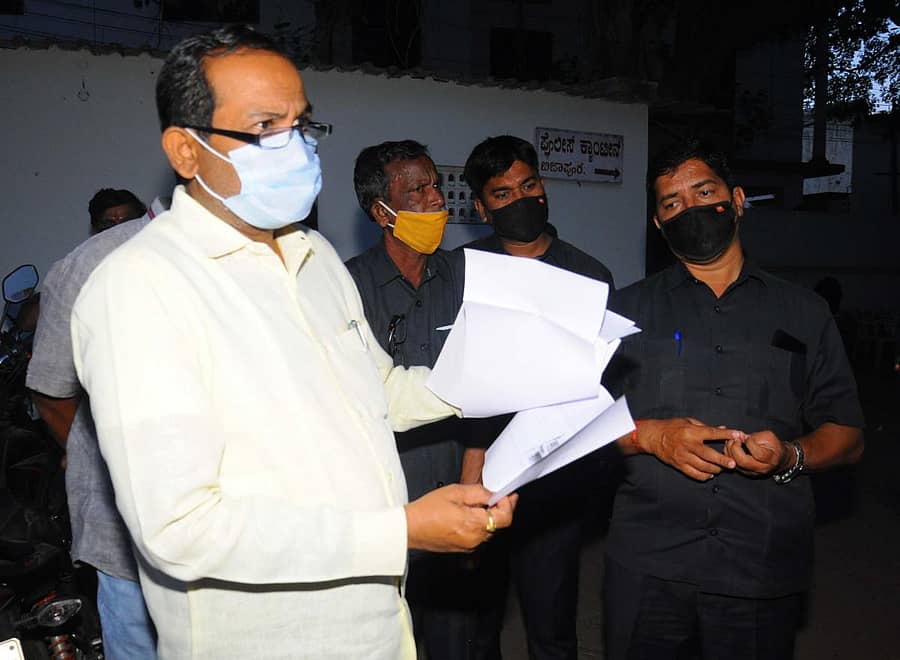 ನಾಗಠಾಣ ಶಾಸಕ ದೇವಾನಂದ ಚವ್ಹಾಣ ಜಿಲ್ಲಾ ಪೊಲೀಸ್ ವರಿಷ್ಠಾಧಿಕಾರಿ ಕಚೇರಿಗೆ ತೆರಳಿ ದೂರು ನೀಡಿದರು