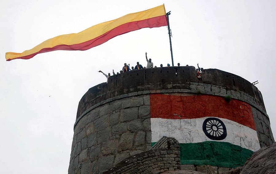 ಕೋಟೆ ಮೇಲೆ ರಾರಾಜಿಸುತ್ತಿರುವ ಕನ್ನಡ ಧ್ವಜ