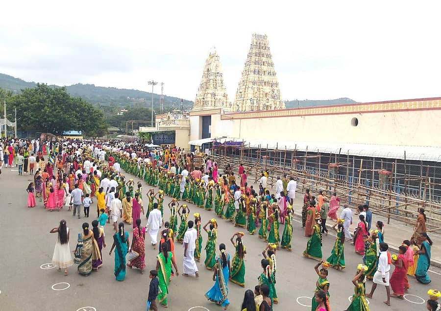 ದೀಪಾವಳಿ ಜಾತ್ರೆಯ ಸಮಯದಲ್ಲಿ ನಡೆದ ಹಾಲರವಿ ಉತ್ಸವದ ಮೆರವಣಿಗೆ ನೋಟ