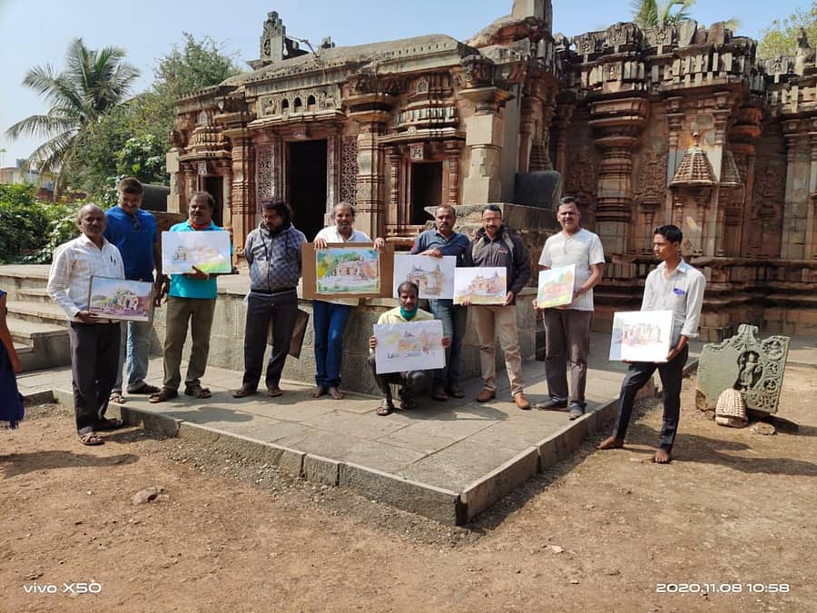 ಹುಬ್ಬಳ್ಳಿಯ ‘ನಂನಮ್ಮಂದಿ’ ಕಲಾತಂಡದ ಸದಸ್ಯರು ತಮ್ಮ ಕಲಾಕೃತಿಗಳೊಂದಿಗೆ...