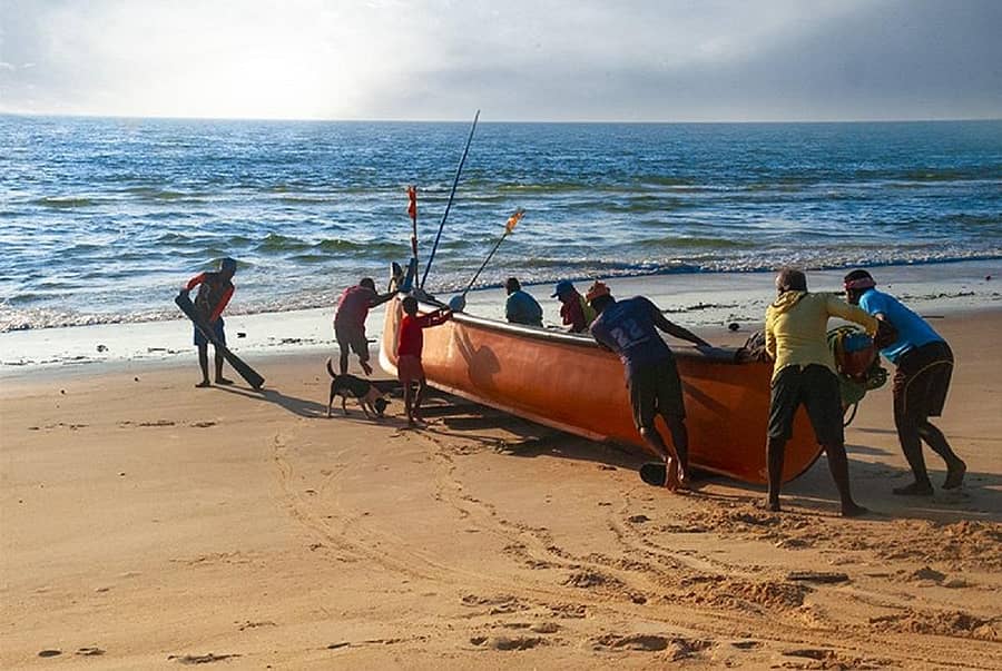 ಮೀನಿನ ಬೇಟೆಗೆ ಕಡಲಿಗೆ ಇಳಿಯುತ್ತಿರುವ ಮೀನುಗಾರರು.