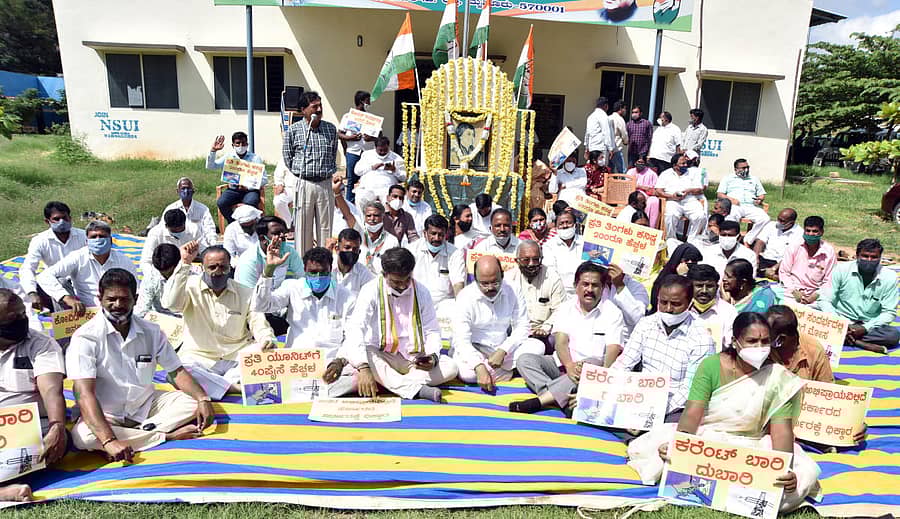 ವಿದ್ಯುತ್ ದರ ಹೆಚ್ಚಳ ಖಂಡಿಸಿ ಮೈಸೂರಿನಲ್ಲಿ ಕಾಂಗ್ರೆಸ್ ಕಚೇರಿ ಮುಂಭಾಗ ಗುರುವಾರ ಜಿಲ್ಲಾ ಕಾಂಗ್ರೆಸ್ ವತಿಯಿಂದ ಪ್ರತಿಭಟನೆ ನಡೆಸಲಾಯಿತು (ಎಡಚಿತ್ರ). ಜಿಲ್ಲಾ ಕಾಂಗ್ರೆಸ್ ವತಿಯಿಂದ ಮೈಸೂರಿನಲ್ಲಿ ಇಂದಿರಾ ಗಾಂಧಿ ಅವರ 103ನೇ ಜಯಂತಿ ಆಚರಿಸಲಾಯಿತು