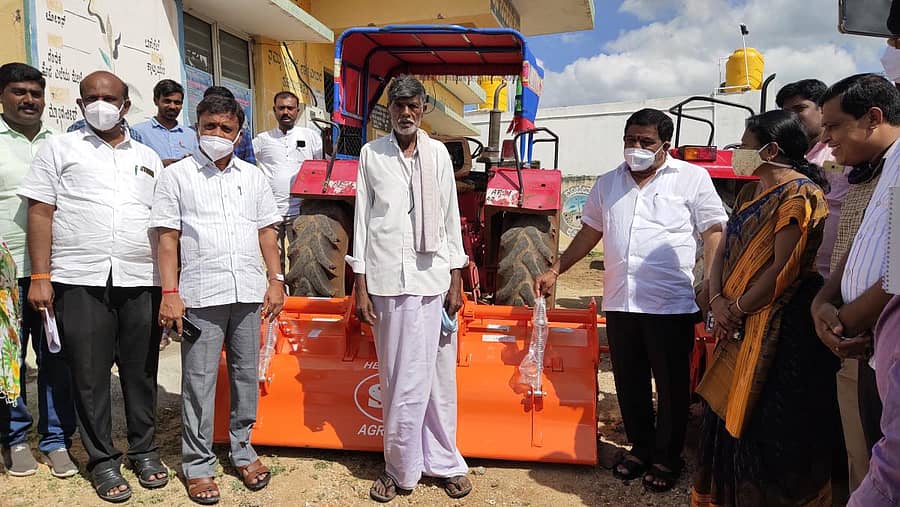 ಬಾಗೇಪಲ್ಲಿ ತಾಲ್ಲೂಕು ಕೃಷಿ ಇಲಾಖೆಯಿಂದ ಅರ್ಹ ಫಲಾನುಭವಿ ರೈತರಿಗೆ ಪರಿಕರಗಳನ್ನು ಶಾಸಕ ಎಸ್.ಎನ್.ಸುಬ್ಬಾರೆಡ್ಡಿ ವಿತರಿಸಿದರು