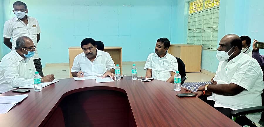 ಬಾಗೇಪಲ್ಲಿ ತಾಲ್ಲೂಕು ಕಚೇರಿ ಸಭಾಂಗಣದಲ್ಲಿ ಶಾಸಕ ಎಸ್.ಎನ್.ಸುಬ್ಬಾರೆಡ್ಡಿ ಕಂದಾಯ ನೌಕರರ ಜೊತೆ ಸಭೆ ನಡೆಸಿದರು