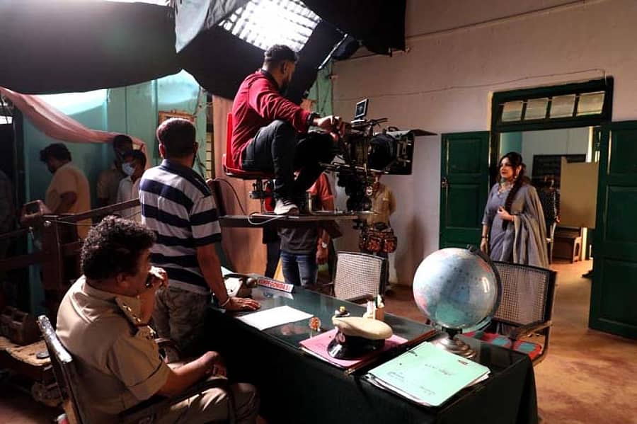 ಶನಿವಾರಸಂತೆಯ ಭಾರತಿ ವಿದ್ಯಾಸಂಸ್ಥೆಯಲ್ಲಿ ಆರ್.ಕೆ.ಪ್ರೋಡಕ್ಸನ್ ವತಿಯಿಂದ ನಡೆಯುತ್ತಿರುವ ‘1980 ನಡೆಯುವ ಕಥೆ‘ ಚಲನಚಿತ್ರದ ಚಿತ್ರೀಕರಣದ ದೃಶ್ಯ