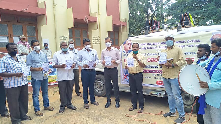 ತಿಪಟೂರಿನಲ್ಲಿ ಮಲಹೊರುವ ಪದ್ಧತಿ ನಿಷೇಧ ಕುರಿತು ಅರಿವು ಮೂಡಿಸಲು ಜಾಗೃತಿ ಭಿತ್ತಿಚಿತ್ರಗಳನ್ನು ಬಿಡುಗಡೆ ಮಾಡಲಾಯಿತು