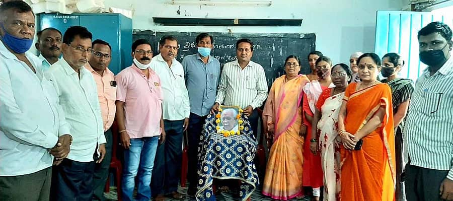 ಕಾಳಗಿ ತಾಲ್ಲೂಕಿನ ಕೋರವಾರ ಸರ್ಕಾರಿ ಪ್ರೌಢ ಶಾಲೆಯಲ್ಲಿ ಮಂಗಳವಾರ ರಾಜ್ಯೋತ್ಸವ ಸರಣಿ ಕಾರ್ಯಕ್ರಮ ಜರುಗಿತು