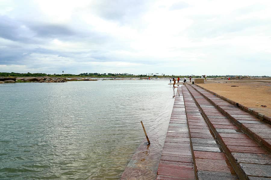 ಮಂತ್ರಾಲಯದ ಬಳಿ ತುಂಗಭದ್ರಾ ನದಿಯಲ್ಲಿ ಭಕ್ತರ ಪುಷ್ಕರ ಸ್ನಾನಕ್ಕೆ ಅನುಕೂಲವಾಗುವಂತೆ ಮೆಟ್ಟಿಲುಗಳನ್ನು ನಿರ್ಮಿಸಲಾಗಿದೆ