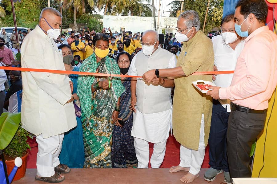 ದಾವಣಗೆರೆಯ ತಾಲೂಕಿನ ಮಾಗನಹಳ್ಳಿಯಲ್ಲಿ ಗ್ರಾಮ ಒನ್ ಕೇಂದ್ರವನ್ನು ಶಿಕ್ಷಣ ಸಚಿವ ಎಸ್ ಸುರೇಶ್ಕುಮಾರ್ ಅವರು ರೈತ ಮಹಿಳೆ ಶಾಂತಮ್ಮ ಅವರೊಂದಿಗೆ ಉದ್ಘಾಟಿಸಿದರು