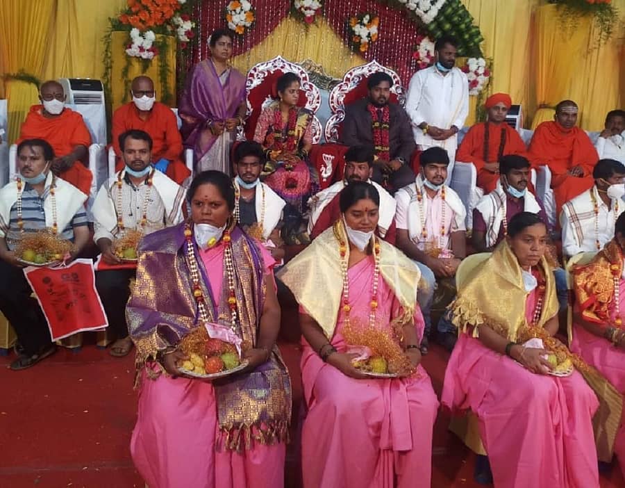 ದಾವಣಗೆರೆ ಗುಂಡಿ ಮಹಾದೇವಪ್ಪ ಚೌಟ್ರಿಯಲ್ಲಿ ಗುರುವಾರ ನಡೆದ ಮದುವೆ ಸಂಭ್ರಮದಲ್ಲಿ ಕೊರೊನಾ ವಾರಿಯರ್ಗಳನ್ನು ಸನ್ಮಾನಿಸಲಾಯಿತು