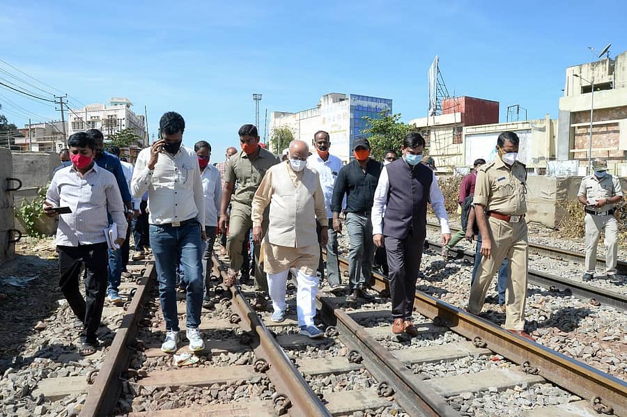 ದಾವಣಗೆರೆಯ ಅಶೋಕ ರೈಲ್ವೆ ಗೇಟ್ ಬಳಿ ನಿರ್ಮಿಸಲು ಉದ್ದೇಶಿಸಿರುವ ರೈಲ್ವೆ ಕೆಳಸೇತುವೆ ಸ್ಥಳವನ್ನು ಸಂಸದ ಜಿ.ಎಂ. ಸಿದ್ದೇಶ್ವರ ಶುಕ್ರವಾರ ಪರಿಶೀಲಿಸಿದರು. ಜಿಲ್ಲಾಧಿಕಾರಿ ಮಹಾಂತೇಶ ಬೀಳಗಿ, ಜಿಲ್ಲಾ ಪೊಲೀಸ್ ವರಿಷ್ಠಾಧಿಕಾರಿ ಹನುಮಂತರಾಯ, ರೈಲ್ವೆ ಅಧಿಕಾರಿಗಳು ಇದ್ದರು.