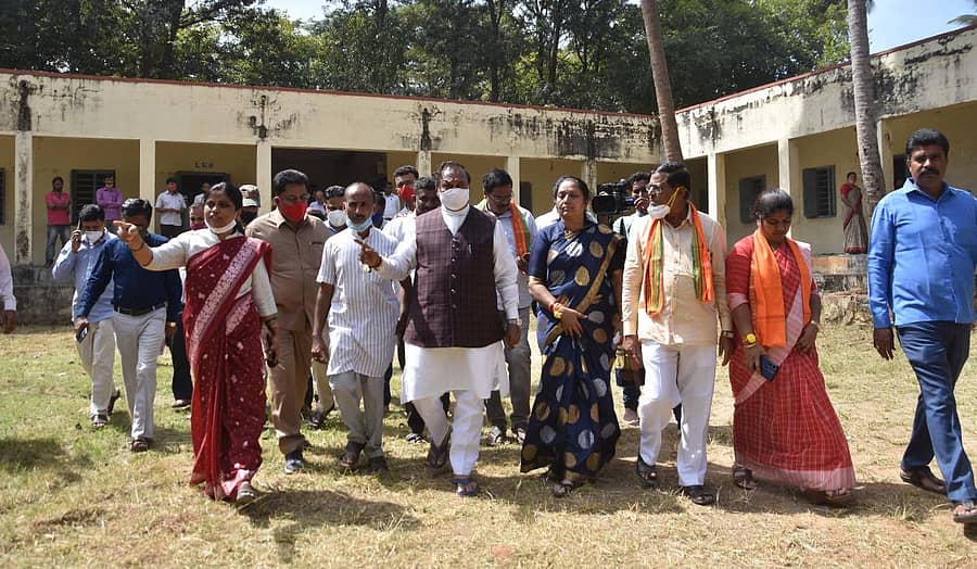 ಶಿವಮೊಗ್ಗದ ಕೆ.ಆರ್.ಪುರಂ ಸರ್ಕಾರಿ ಶಾಲೆಗೆ ಶುಕ್ರವಾರ ಜಿಲ್ಲಾ ಉಸ್ತುವಾರಿ ಸಚಿವ ಕೆ.ಎಸ್.ಈಶ್ವರಪ್ಪ ಭೇಟಿ ನೀಡಿ, ಪರಿಶೀಲಿಸಿದರು.