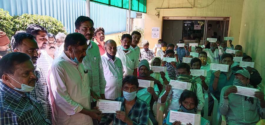 ಶಾಸಕ ಕೆ.ಶ್ರೀನಿವಾಸಗೌಡ ಕೋಲಾರದಲ್ಲಿ ಶುಕ್ರವಾರ ಬಡ ಜನರಿಗೆ ಇಫ್ಕೋ ಟೋಕಿಯೊ ಸಂಸ್ಥೆ ವತಿಯಿಂದ ಆರ್ಥಿಕ ನೆರವಿನ ಚೆಕ್ ವಿತರಿಸಿದರು.