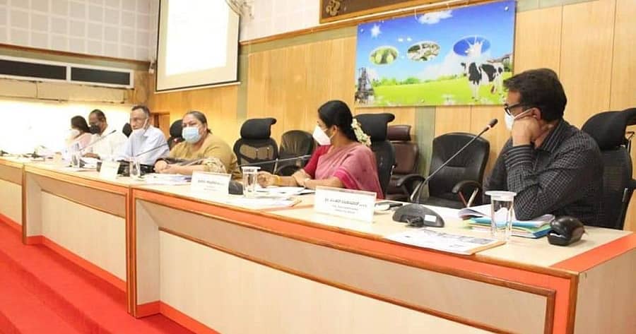 ಜಿಲ್ಲಾ ಉಸ್ತುವಾರಿ ಕಾರ್ಯದರ್ಶಿ ಉಮಾ ಮಹದೇವನ್ ಕೋಲಾರದಲ್ಲಿ ಶುಕ್ರವಾರ ಪ್ರಗತಿ ಪರಿಶೀಲನಾ ಸಭೆ ನಡೆಸಿದರು.