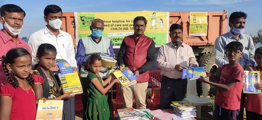 ಹಾವೇರಿ ತಾಲ್ಲೂಕಿನ ಕಬ್ಬೂರಿನಲ್ಲಿ ಏರ್ಪಡಿಸಿದ್ದ ಮಕ್ಕಳ ಸ್ನೇಹಿ ಸಪ್ತಾಹ ಹಾಗೂ ಅಂತರರಾಷ್ಟ್ರೀಯ ಮಕ್ಕಳ ಹಕ್ಕುಗಳ ದಿನದ ಅಂಗವಾಗಿ ವಲಸೆ ಕುಟುಂಬಗಳ ಮಕ್ಕಳಿಗೆ ಜಿಲ್ಲಾ ಮಕ್ಕಳ ಕಲ್ಯಾಣ ಸಮಿತಿ ಅಧ್ಯಕ್ಷ ಎಸ್.ಎಚ್. ಮಜೀದ್ ಮತ್ತು ಬಿಇಒ ಎಂ.ಎಚ್. ಪಾಟೀಲ್ ಉಚಿತ ಪಠ್ಯಪುಸ್ತಕ ವಿತರಿಸಿದರು