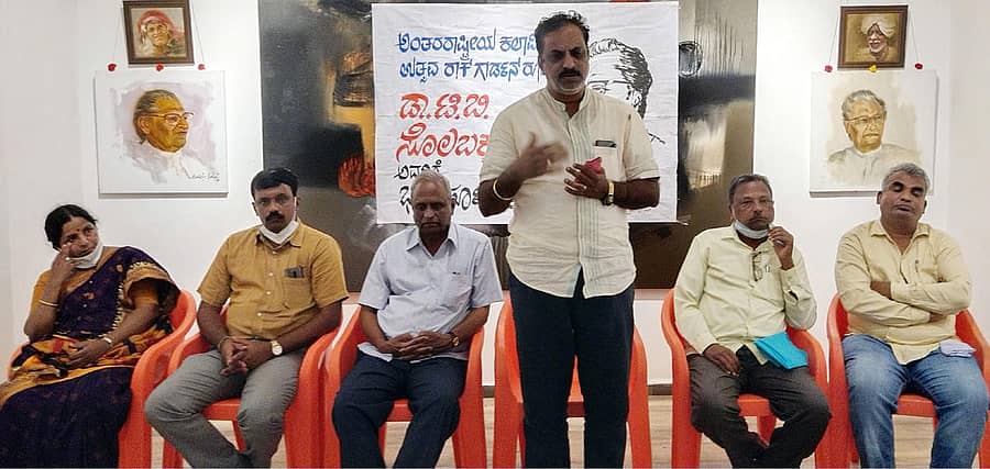 ಹಾವೇರಿ ನಗರದ ಹಂಚಿನಮನಿ ಆರ್ಟ್ ಗ್ಯಾಲರಿಯಲ್ಲಿ ಶುಕ್ರವಾರ ಏರ್ಪಡಿಸಿದ್ದ ಡಾ.ಟಿ.ಬಿ.ಸೊಲಬಕ್ಕನವರ ಶ್ರದ್ಧಾಂಜಲಿ ಸಭೆಯಲ್ಲಿ ನಗರಸಭೆ ಅಧ್ಯಕ್ಷ ಸಂಜೀವ ನೀರಲಗಿ ಮಾತನಾಡಿದರು