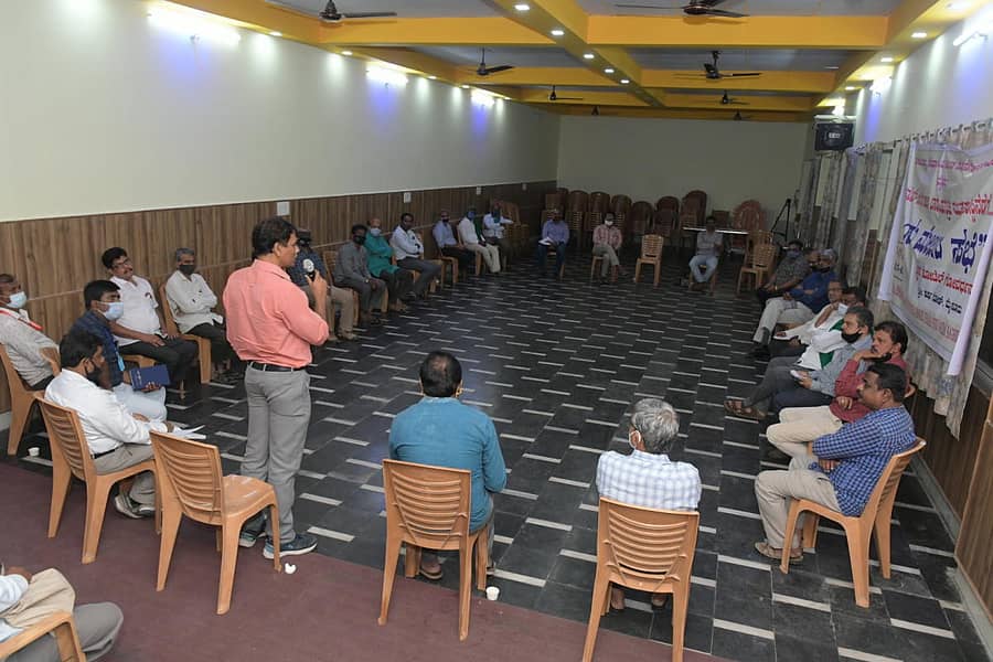 ನ.26ರಂದು ನಡೆಯಲಿರುವ ರಾಷ್ಟ್ರೀಯ ಮುಷ್ಕರಕ್ಕೆ ಸಂಬಂಧಿಸಿದಂತೆ ದುಂಡು ಮೇಜಿನ ಪೂರ್ವಭಾವಿ ಸಭೆ ಮೈಸೂರಿನ ಖಾಸಗಿ ಹೋಟೆಲ್ನಲ್ಲಿ ಶುಕ್ರವಾರ ನಡೆಯಿತು