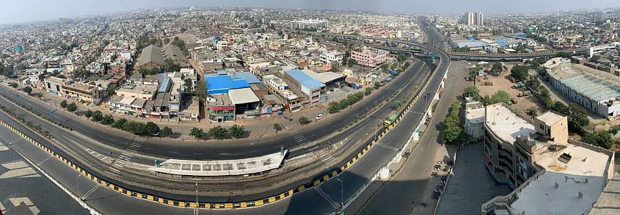 ಕೋವಿಡ್-19 ಪ್ರಕರಣಗಳು ಹೆಚ್ಚಾದ ಕಾರಣ ಅಹಮದಾಬಾದ್ನಲ್ಲಿ ಶನಿವಾರ 60 ಗಂಟೆಗಳ ಕರ್ಫ್ಯೂ ಜಾರಿಗೆ ತರಲಾಗಿದೆ. ಹೀಗಾಗಿ ಅಲ್ಲಿನ ರಸ್ತೆಗಳು ನಿರ್ಜನವಾಗಿತ್ತು. ಅದರ ವೈಮಾನಿಕ ನೋಟವಿದು. (ಪಿಟಿಐ)