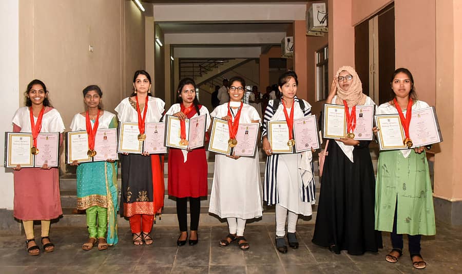 ಚಿನ್ನದ ಹುಡುಗಿಯರು: ಗುಲಬರ್ಗಾ ವಿಶ್ವವಿದ್ಯಾಲಯದಲ್ಲಿ ನಡೆದ 38ನೇ ಘಟಿಕೋತ್ಸವದಲ್ಲಿ ಪಲ್ಲ ಮೇಘನಾ, ಅರುಣಾಜ್ಯೋತಿ, ಜೂಹಿ ಸಿಮ್ರನ್, ಶ್ವೇತಾ ದೊಡ್ಡಮನಿ, ಜಯಶ್ರೀ ಶಿವಶರಣಪ್ಪ, ಸಯೀದಾ ಸೈಯದ್ ಇಕ್ಬಾಲ್, ಅಲ್ಮಾಸ್ ಮಹ್ಮದ್ ಉಸ್ಮಾನ್ ಅಲಿ ತಮ್ಮ ಪದಕ, ಪ್ರಮಾಣಪತ್ರಗಳನ್ನು ಸಂಭ್ರಮದಿಂದ ಪ್ರದರ್ಶಿಸಿದರು –ಪ್ರಜಾವಾಣಿ ಚಿತ್ರ