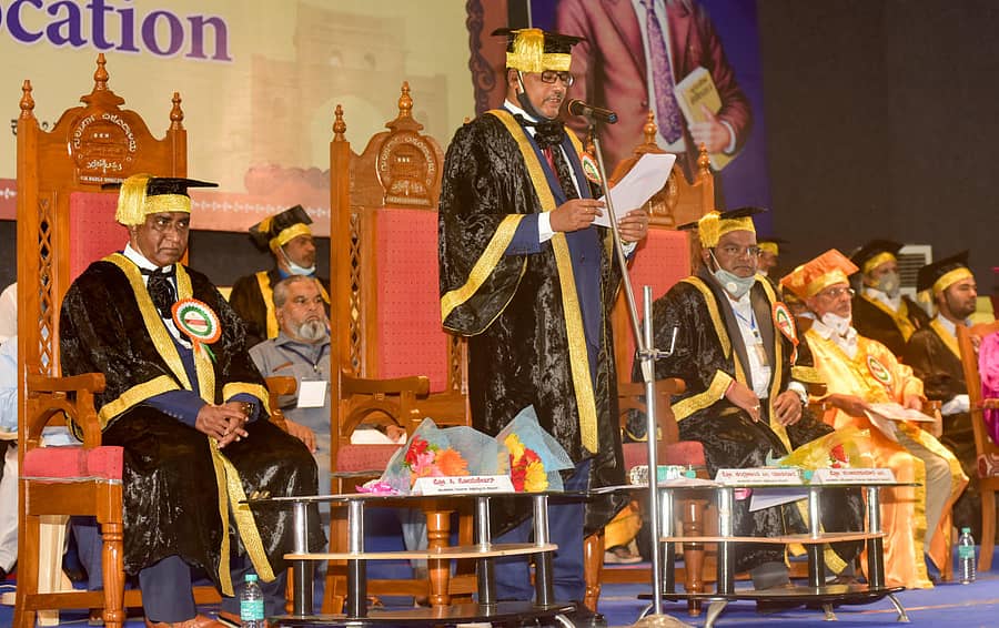 ಘಟಿಕೋತ್ಸವದಲ್ಲಿ ಗುಲಬರ್ಗಾ ವಿ.ವಿ. ಹಂಗಾಮಿ ಕುಲಪತಿ ಪ್ರೊ.ಚಂದ್ರಕಾಂತ ಯಾತನೂರ ಅವರು ವಿದ್ಯಾರ್ಥಿಗಳಿಗೆ ಪದವಿ ಪ್ರದಾನ ಮಾಡುವ ಪ್ರಕ್ರಿಯೆಗೆ ಚಾಲನೆ ನೀಡಿದರು. ಕುಲಸಚಿವ (ಆಡಳಿತ) ಪ್ರೊ.ಸಿ.ಸೋಮಶೇಖರ್, ಕುಲಸಚಿವ (ಮೌಲ್ಯಮಾಪನ) ಪ್ರೊ.ಸಂಜೀವಕುಮಾರ್ ಎಂ. ಹಾಗೂ ವಿವಿಧ ನಿಕಾಯಗಳ ಡೀನರು ಇದ್ದರು