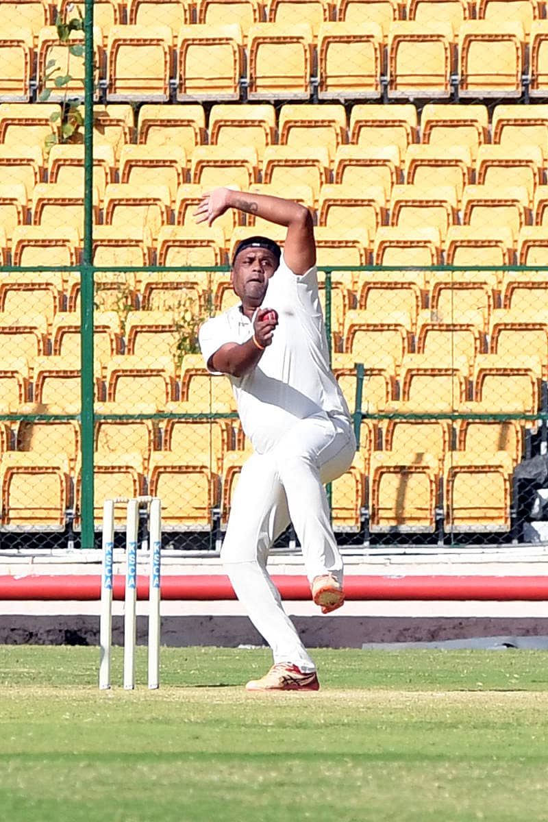 ಸಪ್ತಗಿರಿ ಬೌಲಿಂಗ್ ವೈಖರಿ –ಪ್ರಜಾವಾಣಿ ಚಿತ್ರ