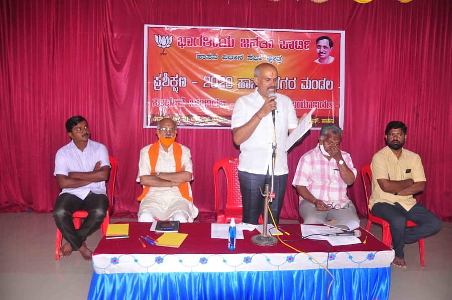 ಹಾಸನ ನಗರದಲ್ಲಿ ನಡೆದ ಬಿಜೆಪಿ ನಗರ ಮಂಡಲ ಪ್ರಶಿಕ್ಷಣ ಶಿಬಿರದಲ್ಲಿ ಪಕ್ಷದ ಜಿಲ್ಲಾ ಘಟಕದ ಅಧ್ಯಕ್ಷ ಎಚ್.ಕೆ. ಸುರೇಶ್ ಮಾತನಾಡಿದರು