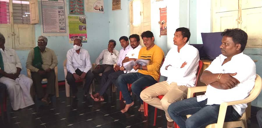 ಮೊಳಕಾಲ್ಮುರಿಗೆ 371 ಜೆ ಸೌಲಭ್ಯ ನೀಡಬೇಕು ಎಂದು ಒತ್ತಾಯಿಸಿ ಶನಿವಾರ ಸಂಘ, ಸಂಸ್ಥೆ ಪದಾಧಿಕಾರಿಗಳು ಸಭೆ ನಡೆಸಿದರು