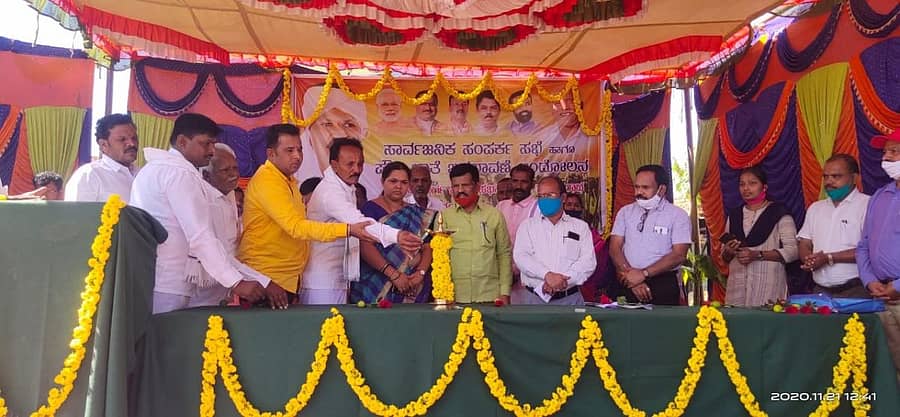 ಹೊಸದುರ್ಗ ತಾಲ್ಲೂಕಿನ ಲಕ್ಕಿಹಳ್ಳಿ ಗ್ರಾಮ ಪಂಚಾಯಿತಿಯಲ್ಲಿ ಶನಿವಾರ ಆಯೋಜಿಸಿದ್ದ ಸಾರ್ವಜನಿಕ ಸಂಪರ್ಕ ಸಭೆಯನ್ನು ಶಾಸಕ ಗೂಳಿಹಟ್ಟಿ ಡಿ. ಶೇಖರ್ ಉದ್ಘಾಟಿಸಿದರು