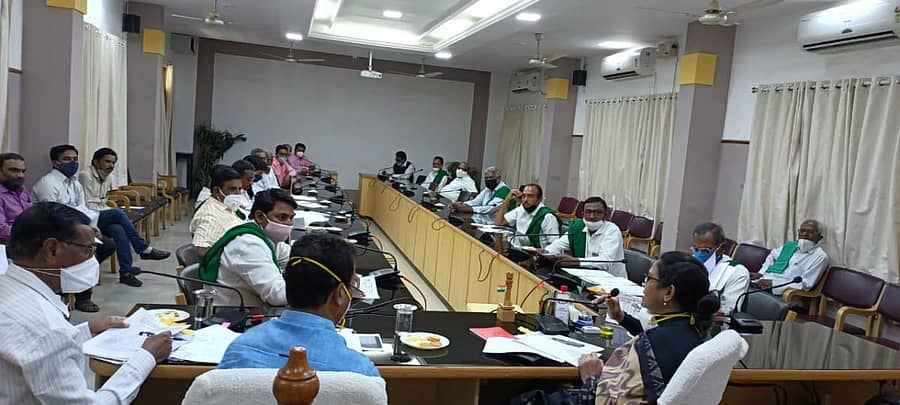 ಕಲಬುರ್ಗಿಯಲ್ಲಿ ಶನಿವಾರ ಜಿಲ್ಲಾಧಿಕಾರಿ ವಿ.ವಿ. ಜೋತ್ಸ್ನಾ ಅವರ ಅಧ್ಯಕ್ಷತೆಯಲ್ಲಿ ಕಬ್ಬು ಬೆಳೆಗಾರರು ಹಾಗೂ ಸಕ್ಕರೆ ಕಾರ್ಖಾನೆಗಳ ಪ್ರತಿನಿಧಿಗಳ ಸಭೆ ನಡೆಯಿತು