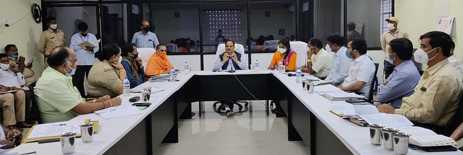 ಮುಖ್ಯಮಂತ್ರಿ ಭೇಟಿಗೆ ಸಂಬಂಧಿಸಿದಂತೆ ಜಿಲ್ಲಾಧಿಕಾರಿ ಡಾ.ಎಂ.ಆರ್.ರವಿ ಅವರು ಅಧಿಕಾರಿಗಳ ಸಭೆ ನಡೆಸಿ ಪೂರ್ವ ಸಿದ್ಧತೆಗಳ ಬಗ್ಗೆ ಮಾಹಿತಿ ಪಡೆದರು