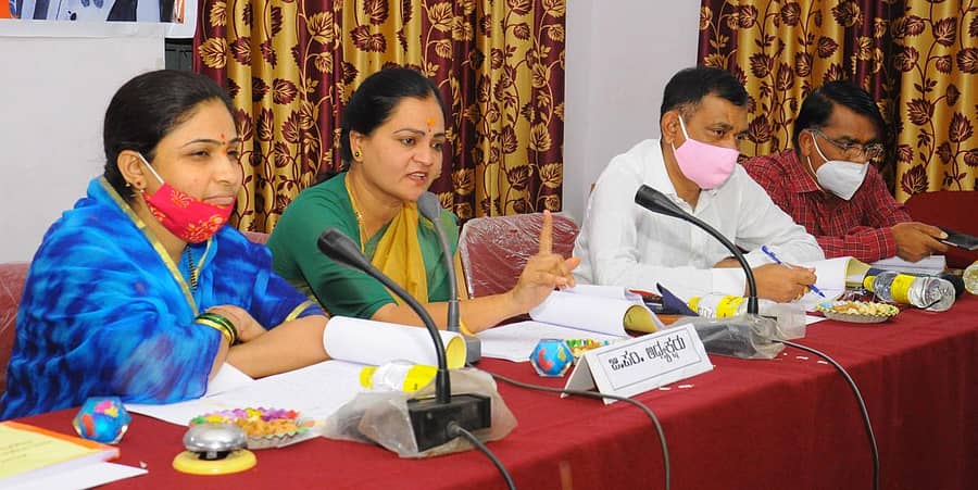 ವಿಜಯಪುರ ತಾಲ್ಲೂಕು ಪಂಚಾಯ್ತಿ ಸಭಾ ಭವನದಲ್ಲಿ ಶನಿವಾರ ನಡೆದ ಪ್ರಗತಿ ಪರಿಶೀಲನಾ ಸಭೆಯಲ್ಲಿ ಜಿಲ್ಲಾ ಪಂಚಾಯ್ತಿ ಅಧ್ಯಕ್ಷೆ ಸುಜಾತಾ ಕಳ್ಳಿಮನಿ ಮಾತನಾಡಿದರು