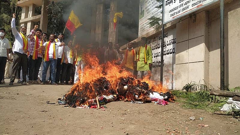 ಯತ್ನಾಳ್ ಕಚೇರಿ ಎದುರು ಕರವೇ ಕಾರ್ಯಕರ್ತರು ಪ್ರತಿಭಟನೆ ನಡೆಸಿದರು