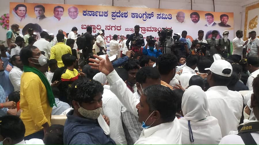 ಕಾರ್ಯಕ್ರಮದಲ್ಲಿ ಸೇರಿರುವ ಜನ ಸಮುಹ 