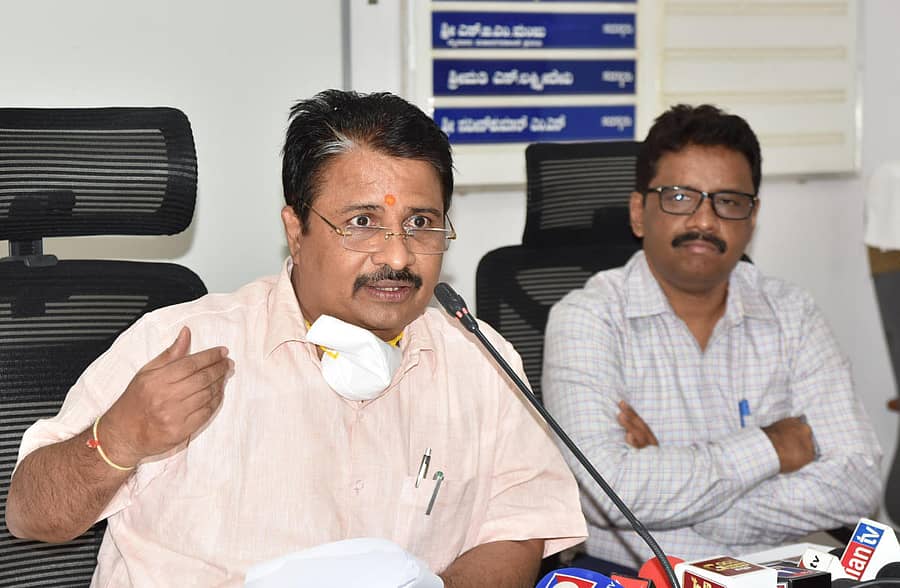 ಪತ್ರಿಕಾಗೋಷ್ಠಿಯಲ್ಲಿ ಮುಡಾ ಅಧ್ಯಕ್ಷ ಎಚ್.ವಿ.ರಾಜೀವ್ ಹಾಗೂ ಆಯುಕ್ತ ಡಿ.ಬಿ.ನಟೇಶ್