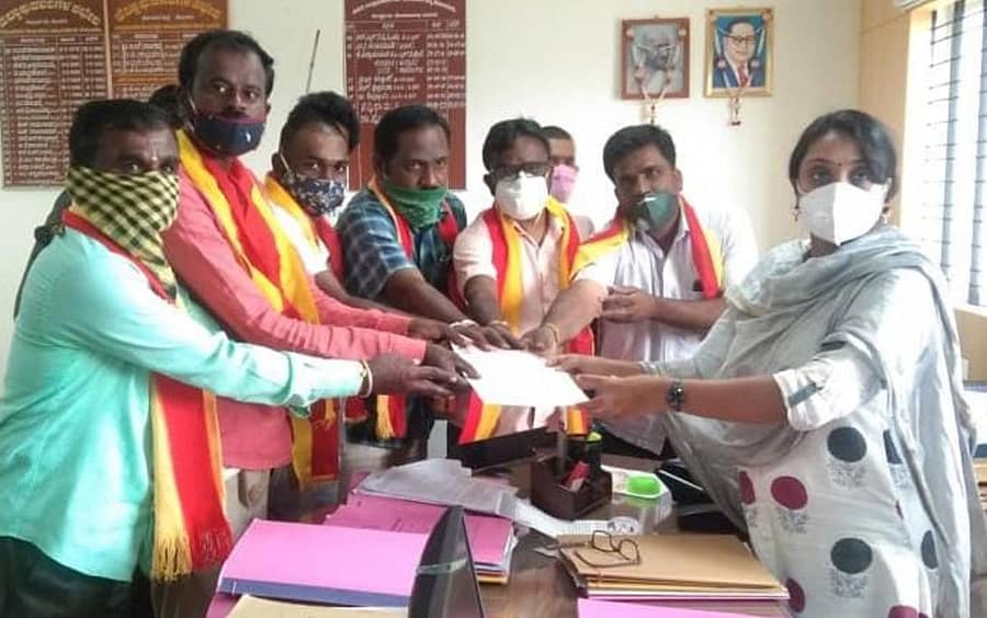 ಮರಾಠ ಅಭಿವೃದ್ಧಿ ನಿಗಮ ರಚಿಸಬಾರದು ಎಂದು ಆಗ್ರಹಿಸಿ ಕರ್ನಾಟಕ ರಕ್ಷಣಾ ವೇದಿಕೆ ಸ್ವಾಭಿಮಾನಿ ಬಣದ ಸದಸ್ಯರು ಹೆಚ್ಚುವರಿ ಜಿಲ್ಲಾಧಿಕಾರಿ ಸಿ.ವಿ. ಸ್ನೇಹಾ ಅವರಿಗೆ ಮನವಿ ಸಲ್ಲಿಸಿದರು 