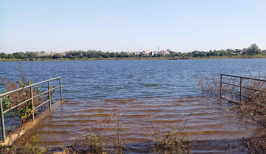 ಬಸವಕಲ್ಯಾಣದ ತ್ರಿಪುರಾಂತ ಕೆರೆ ತಿಳಿ ನೀರಿನಿಂದ ಕಂಗೊಳಿಸುತ್ತಿದೆ