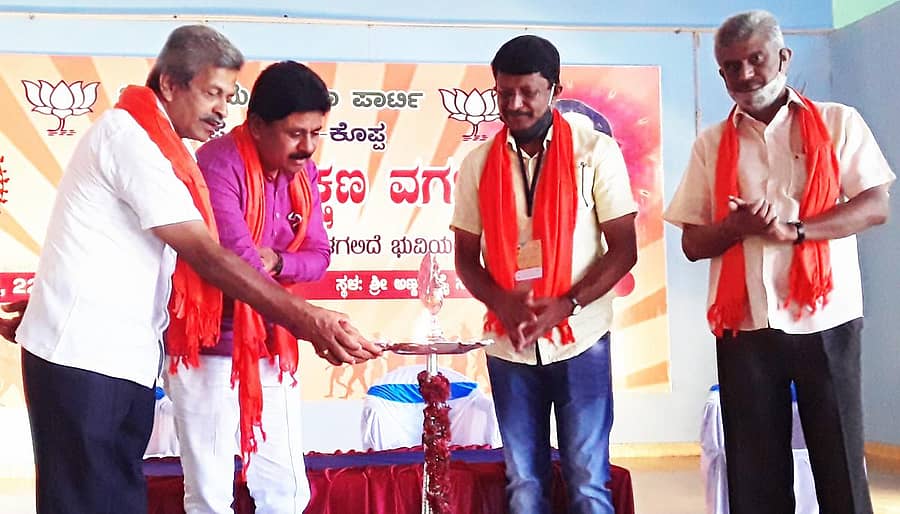 ಕೊಪ್ಪದ ಸಿಗದಾಳಿನಲ್ಲಿ ಮಂಡಲ ಬಿಜೆಪಿ ಹಮ್ಮಿಕೊಂಡಿದ್ದ ಪ್ರಶಿಕ್ಷಣ ಕಾರ್ಯಕ್ರಮವನ್ನು ಜಿಲ್ಲಾ ಬಿಜೆಪಿ ಘಟಕದ ಅಧ್ಯಕ್ಷ ಕಲ್ಮರುಡಪ್ಪ, ಮಾಜಿ ಶಾಸಕ ಡಿ.ಎನ್.ಜೀವರಾಜ್ ಉದ್ಘಾಟಿಸಿದರು.