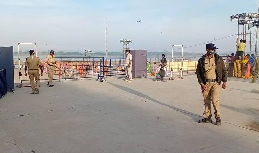 ಮಂತ್ರಾಲಯದಲ್ಲಿ ತುಂಗಭದ್ರಾ ನದಿಯತ್ತ ಪುಷ್ಕರ ಸ್ನಾನಕ್ಕೆ ಜನರು ತೆರಳುವುದನ್ನು ತಡೆಯಲು ಪೊಲೀಸರು ಕಾವಲು ಕಾಯುತ್ತಿರುವುದು