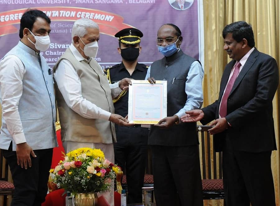 ವಜೂಭಾಯಿ ವಾಲಾ ಅವರು ಕೆ.ಶಿವನ್‌ ಅವರಿಗೆ ‘ಡಾಕ್ಟರ್ ಆಫ್‌ ಸೈನ್ಸ್‌’ ಗೌರವ ಪದವಿ ಪ್ರದಾನ ಮಾಡಿದರು. ಡಾ.ಸಿ.ಎನ್. ಅಶ್ವತ್ಥನಾರಾಯಣ, ವಿಟಿಯು ಕುಲಪತಿ ಪ್ರೊ. ಕರಿಸಿದ್ದಪ್ಪ ಇದ್ದಾರೆ.