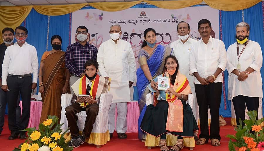 ದಾವಣಗೆರೆಯ ಮಹಿಳೆಯೊಬ್ಬರ ಪ್ರಾಣ ಉಳಿಸಲು ಕಾರಣರಾದ ಸುಶಾಂತ್ ರೆಡ್ಡಿ ಮತ್ತು ಪ್ರಣೀತಾ ರೆಡ್ಡಿಯನ್ನು ಚಿಗುರು ಕಾರ್ಯಕ್ರಮದಲ್ಲಿ ಸನ್ಮಾನಿಸಲಾಯಿತು